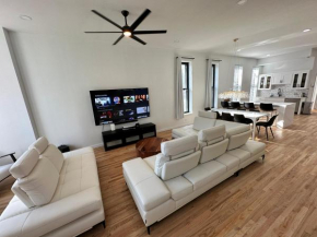 Luxe Spacious SFH in Bucktown with Secure Parking